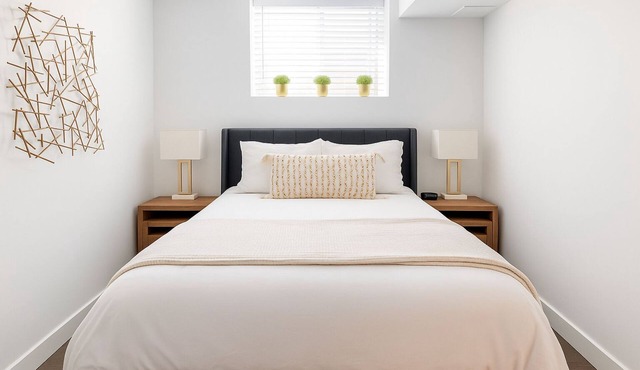 2 Bedrooms + 1 Bathroom w/Hot Tub - near White Rock