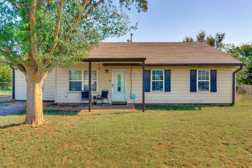 2 Mi to Fort Sill: Quiet Family Retreat w/Yard