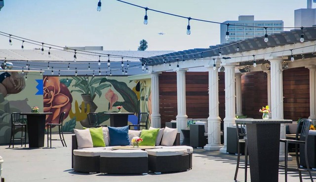 2 Mid-Century Modern Rooms w/Skyline Views Near Dining, Zoo and Waterfront