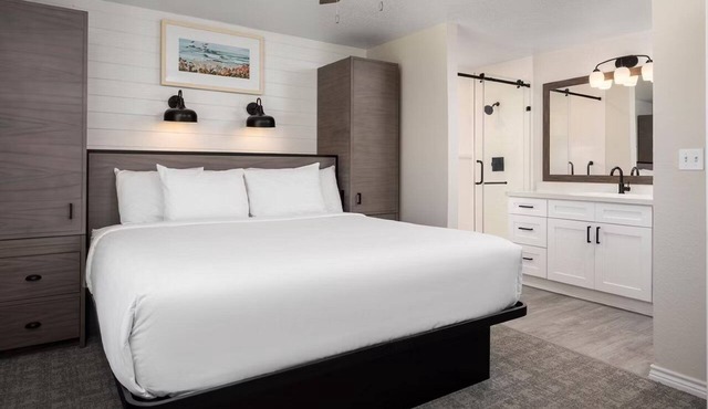2 Stylish Resort Villas w/Kitchen + Beach Access Near Attractions