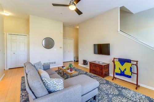 25 Mi to Detroit: Townhome w/Smart TV!