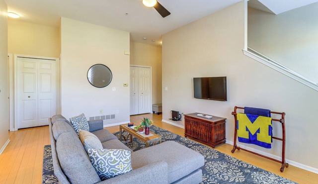 25 Mi to Detroit: Townhome w/Smart TV!