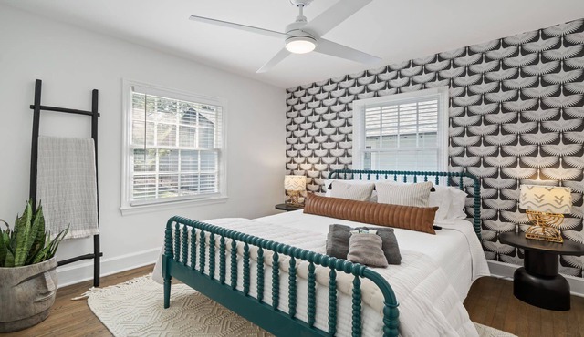 2BR at Pecan Avenue - Two Bedroom House, Sleeps 6