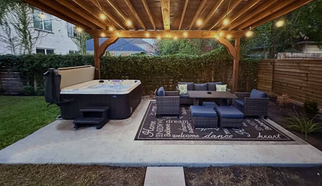 2BR Private Home 1 Block from TSU & Near UH | Sleeps 6 | Hot Tub | Free Parking