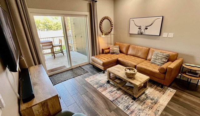 3 BDRM Riverfront First-Floor Condo Walk to Gruene Hall Swim & Relax