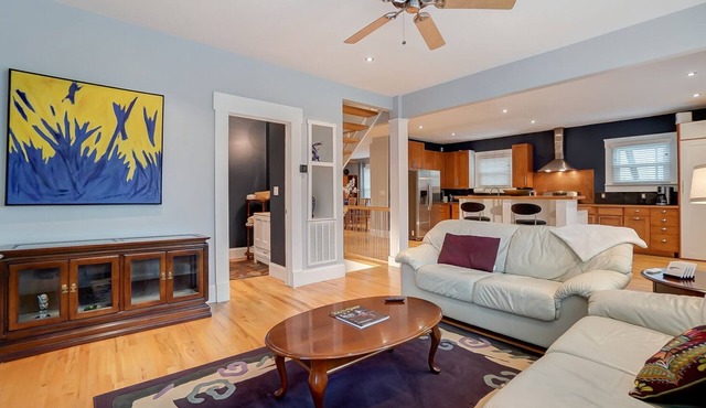 3 Bed House 2 min from Uptown!