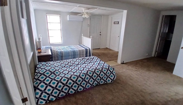 3-bedroom farmhouse in gorgeous Mountain Park with AC
