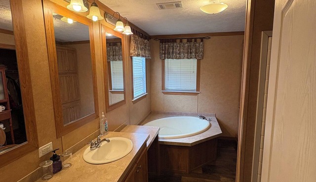 3-bedroom farmhouse in wonderful Mannford with AC comfort Near Keystone Lake