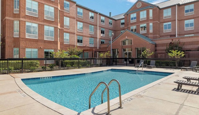 3 Quiet Rooms Near Houston’s Main Attractions & Vibrant City Highlights