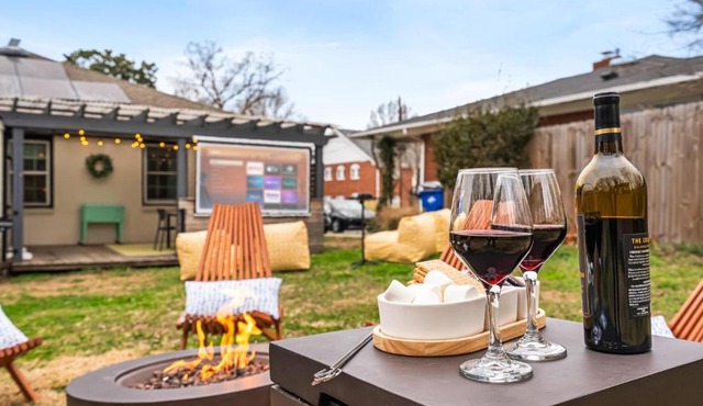 3BD plus 1BD Tiny Home - Outdoor Movie & Yard Fun