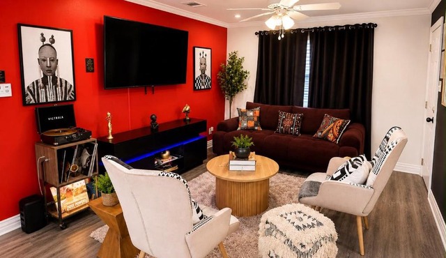 3BR Houston with Grill, Hot Tub and Game Room near NRG, Downtown and Hobby Airport