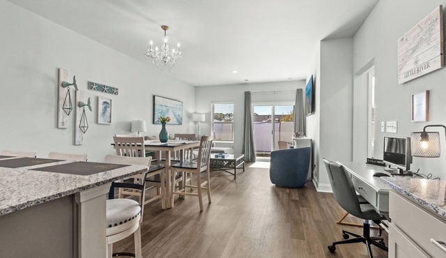 3BR, Outdoor Movie Theatre, Indoor Fireplace, Arcades, 5 Minutes from Beach!