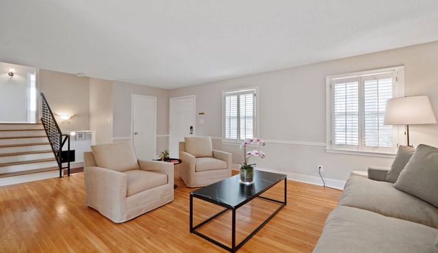 4 BR at Park Road - Four Bedroom House, Sleeps 10