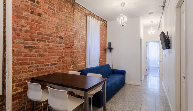 (4A) Two Bedroom Apartment Just Off Park Ave.