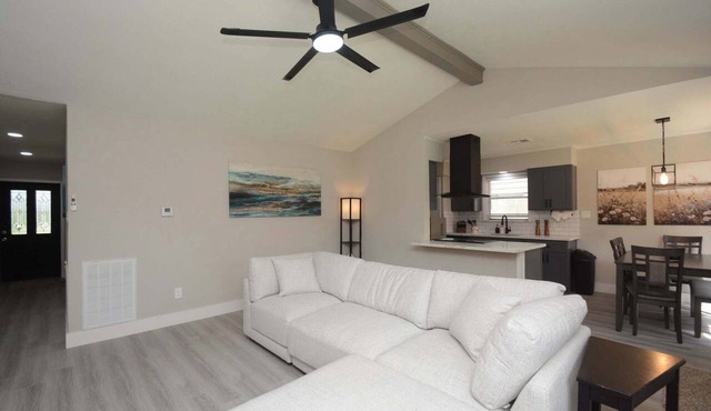 4BR Friendswood Home - Beautiful Inside & Big Yard
