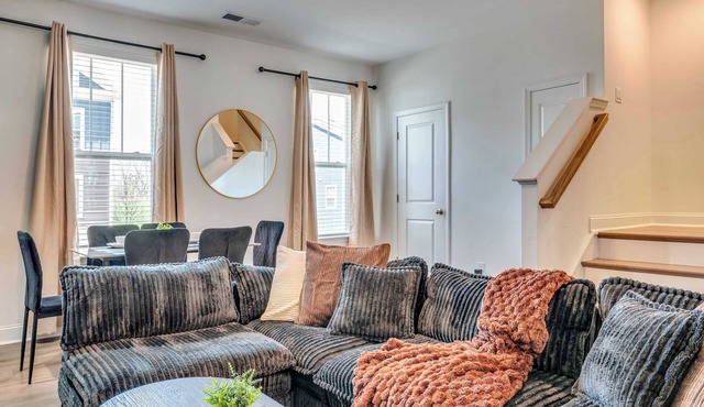 4BR Townhouse | King Bed | Garage | Northlake