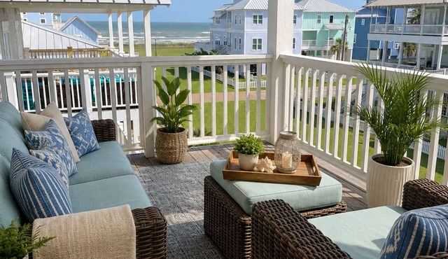 5 STAR REVIEWS! Beachside! 2 KING Suites Ocean Views, Beach amenities!