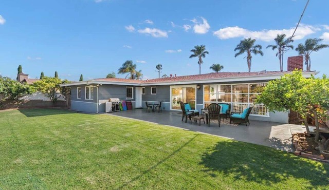5br, Sleeps 10, 3 living rooms, Huge Back Yard