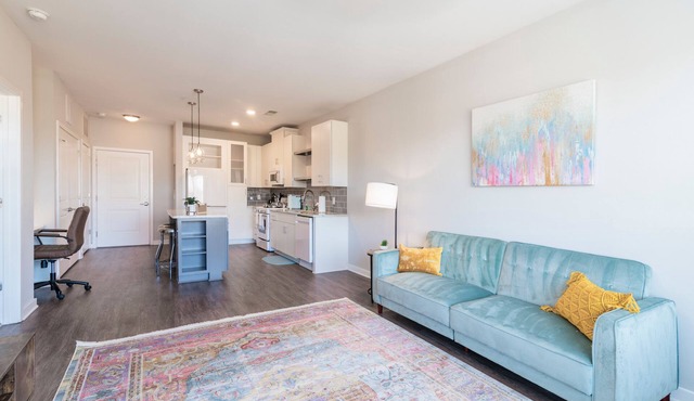 5min to Uptown! Suite Stay~Lux Condo w/FREE Parking~ KING BED~LONG TERM Welcome!