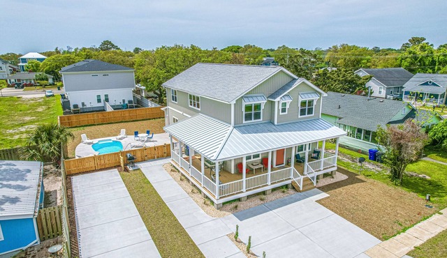 6 BR/6 Ba w/Pool & Hot Tub, ample Parking, close to Beach & Downtown!