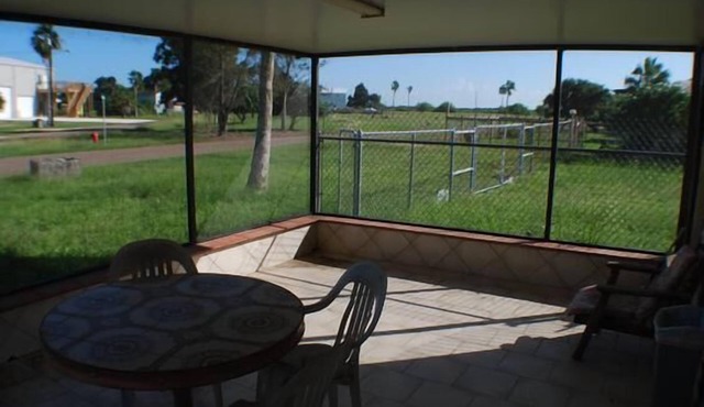 601 Baffin - Cozy little cottage! Screened in front porch.