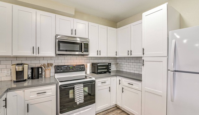 7 Mi to Kemah Boardwalk: Waterfront Houston Condo