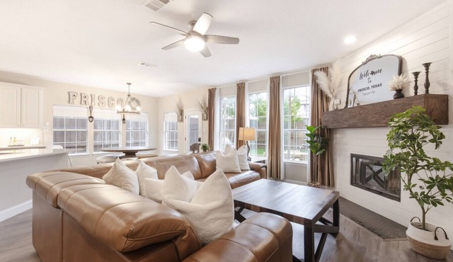 7BR Luxury Home 15 Min to Universal Studios - Home Theater, Game Room, Sleeps 16