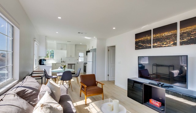 8 Mi to SoFi Stadium: Chic Los Angeles Abode