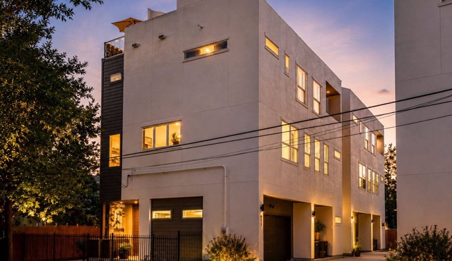 8BR Twin Bldg w/Rooftops Near Dtown: Pet-Friendly