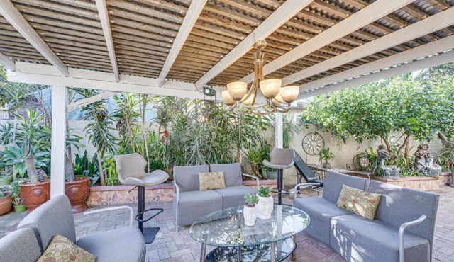 9 Mi to SoFi: Los Angeles Apartment w/Patio
