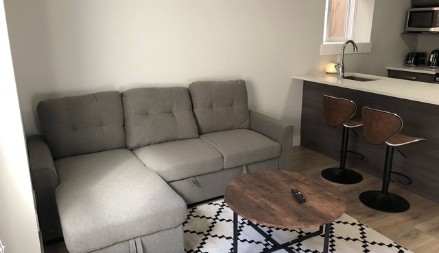 A - Modern Cozy Room w Private Entrance & Washroom