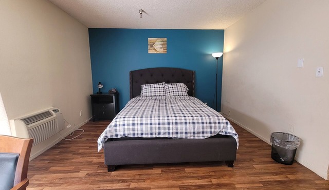(A05) Beverly Hills Hotel Style Unit