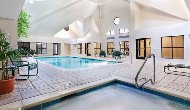 Accessible 1BR w/Tub | Free Breakfast & Pool
