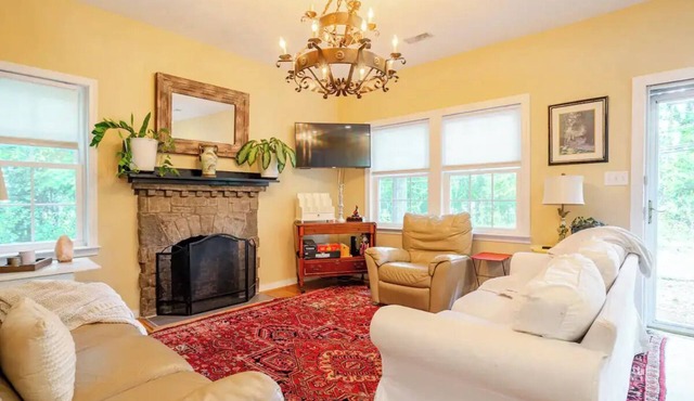 Adorable Cottage + Convenient & Quiet + Excellent Location