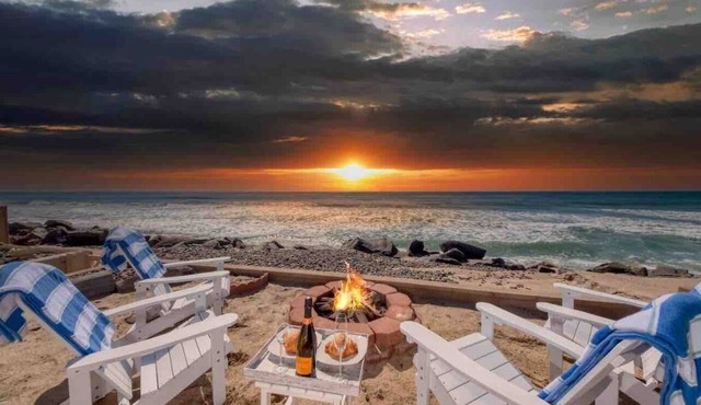 "Aloha Beachfront Oceanside" 3BR, beach and fire pit, AC in every room, ocean views. Dog-welcoming. Sleeps 8.