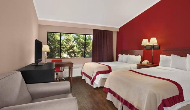 Amazing Deal! Cozy Family Unit, Pool, Restaurant