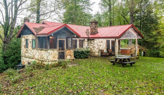 Apple Valley Cabin; secluded, Hendersonville, private historic cabin with stream and more!