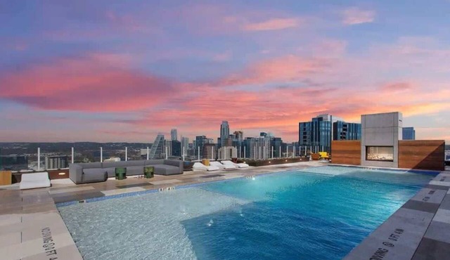 Austin Riverside | Rooftop Pool| 2BR by Barclé