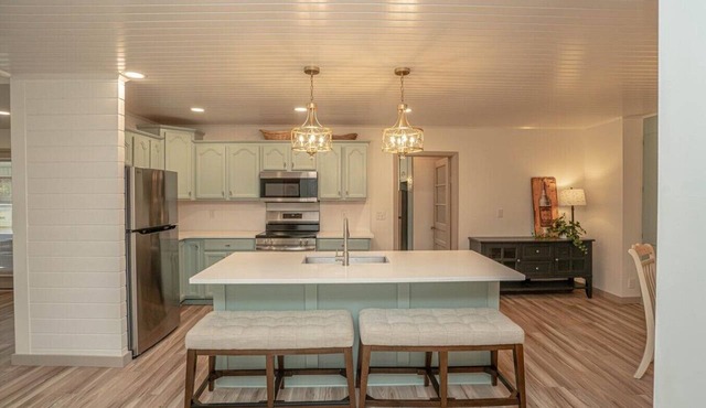 Avoid the beach traffic and stay in this cozy, renovated 4 bedroom property just 5 minutes from OIB!