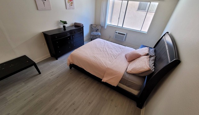 (B12) LA Lovely Queen Studio