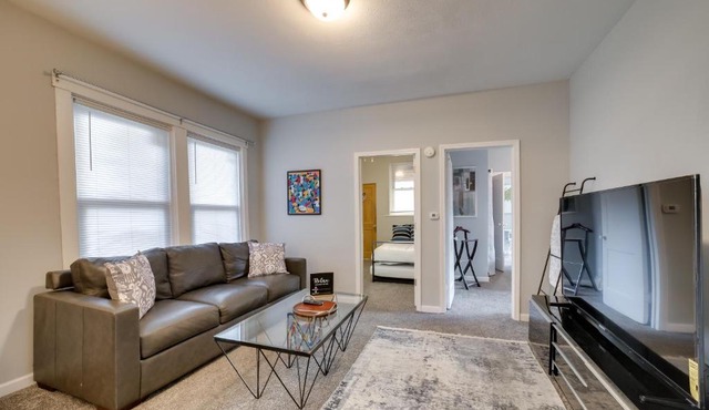 Balcony & Workspace! Apt 5 Mi to Dtwn Pittsburgh