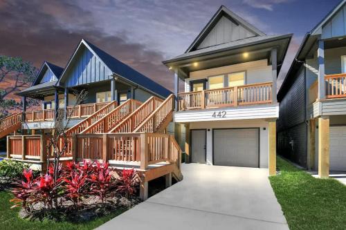 Bay Breeze Bungalow - Game Room & Pet Friendly