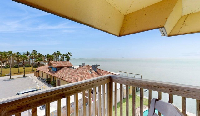 Bayfront condo close to beach with water views & pool access