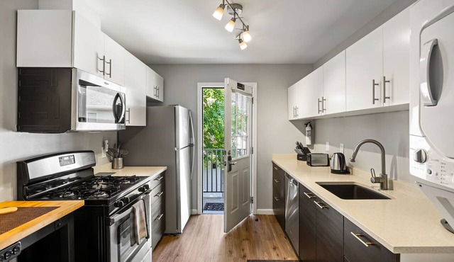 (BC1bC) Affordable World Cup Condo Ideal for Couples Midtown