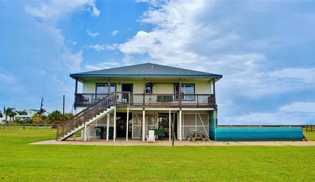 Beach Access! Group-Friendly Galveston Retreat