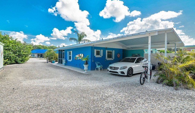 Beachy Old Florida Cottage with Bikes 1.5 Mile to the Beach