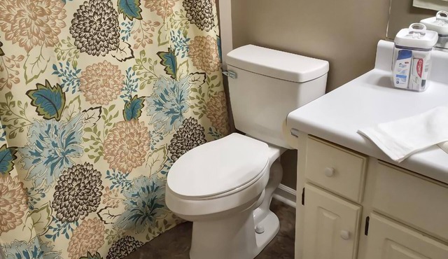 Beautiful 2-bedroom Townhome in Augusta 2 miles from course.
