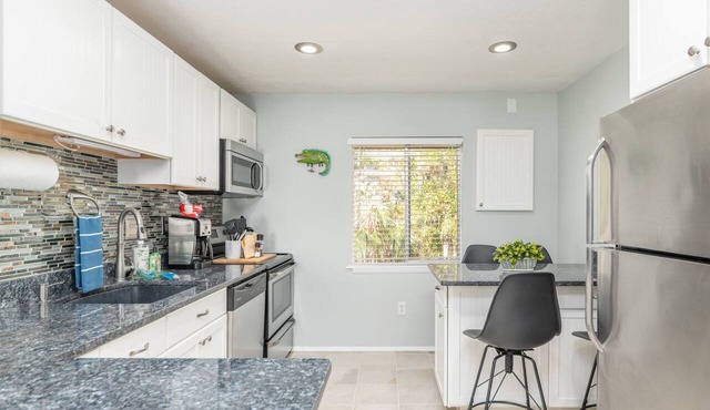 Beautiful 2 bed condo, steps from beach and Heated pool-all beach gear included