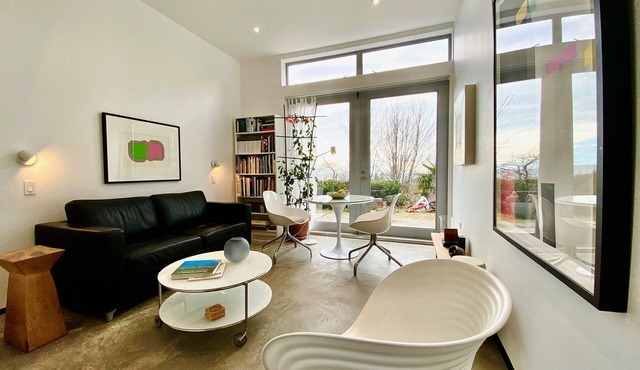 beautiful bright cozy suite, 5 min from beach