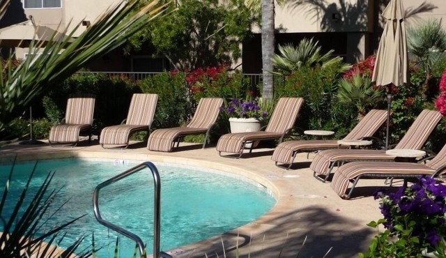 Beautiful complex with 3 pools, gym, gathering space - close to everything